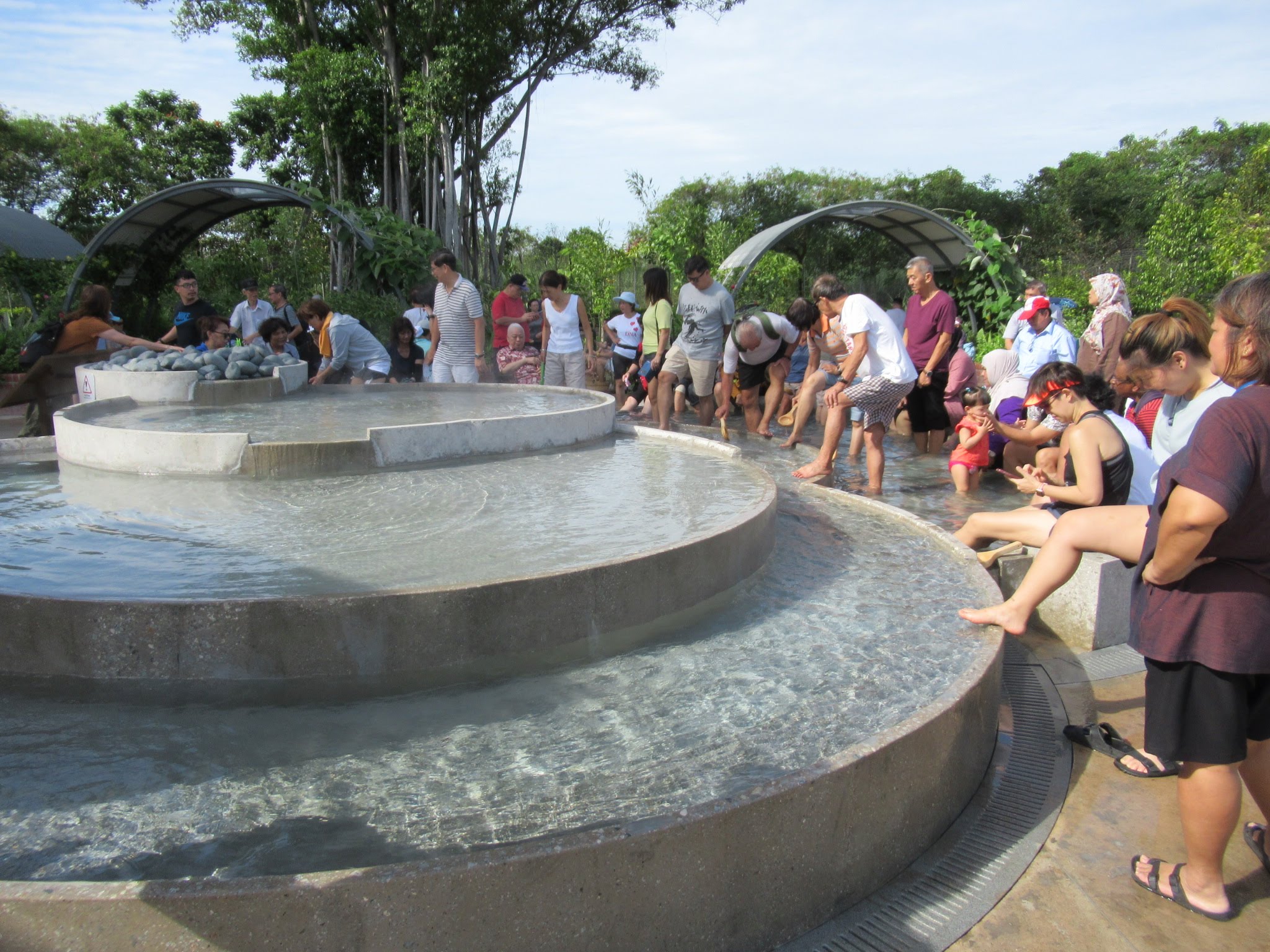 シンガポール唯一のセンバワン温泉がリニューアル！足湯はシンガポール人で大賑わい