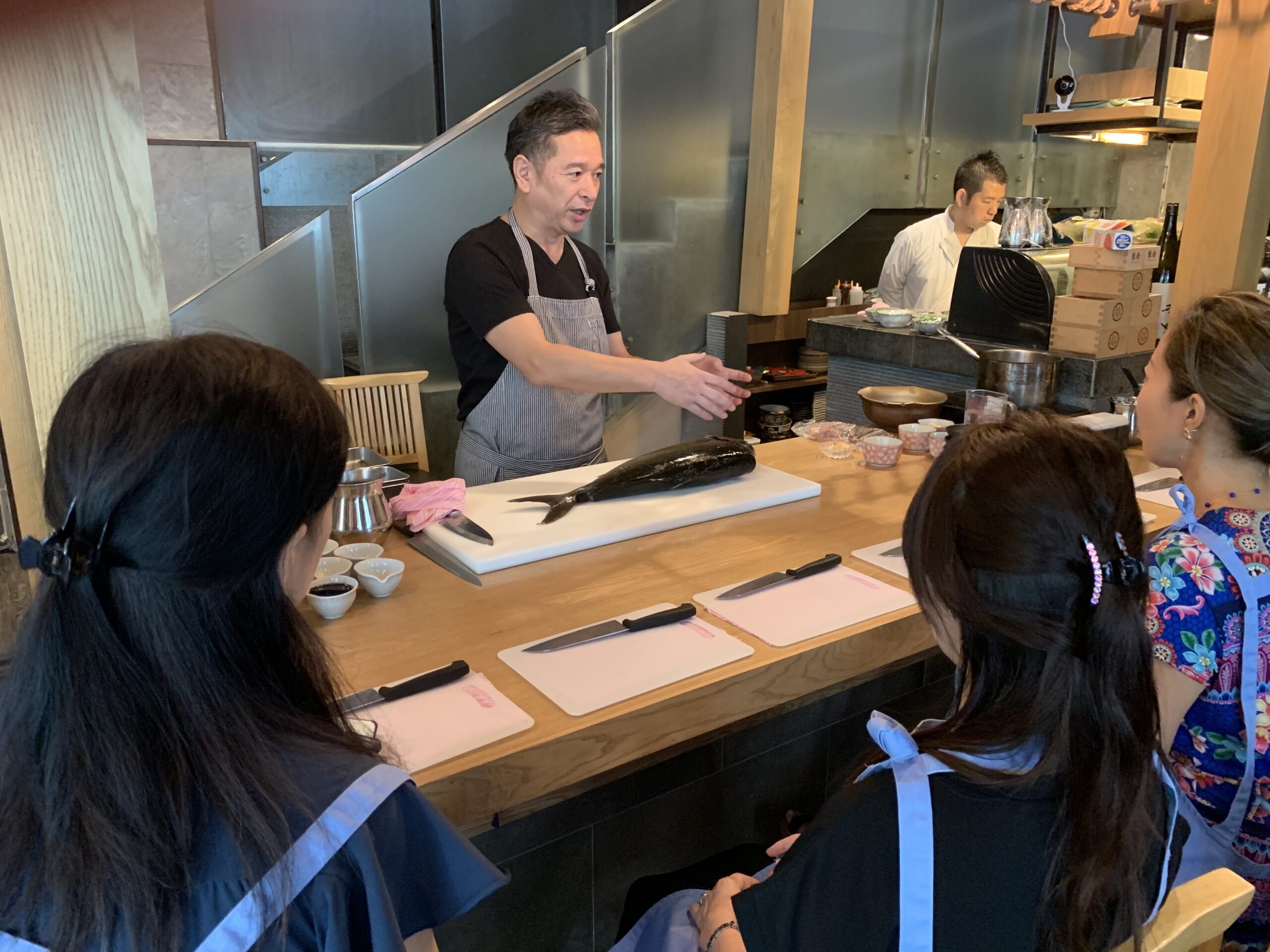 シンガポールの博多料理「鶏金」シェフに学ぶ料理教室が人気。プロの技をマスター