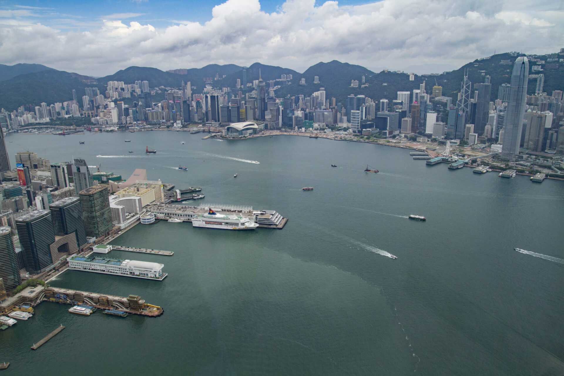 シンガポールと香港間、隔離措置なしで往来が可能に 「トラベルバブル」に合意