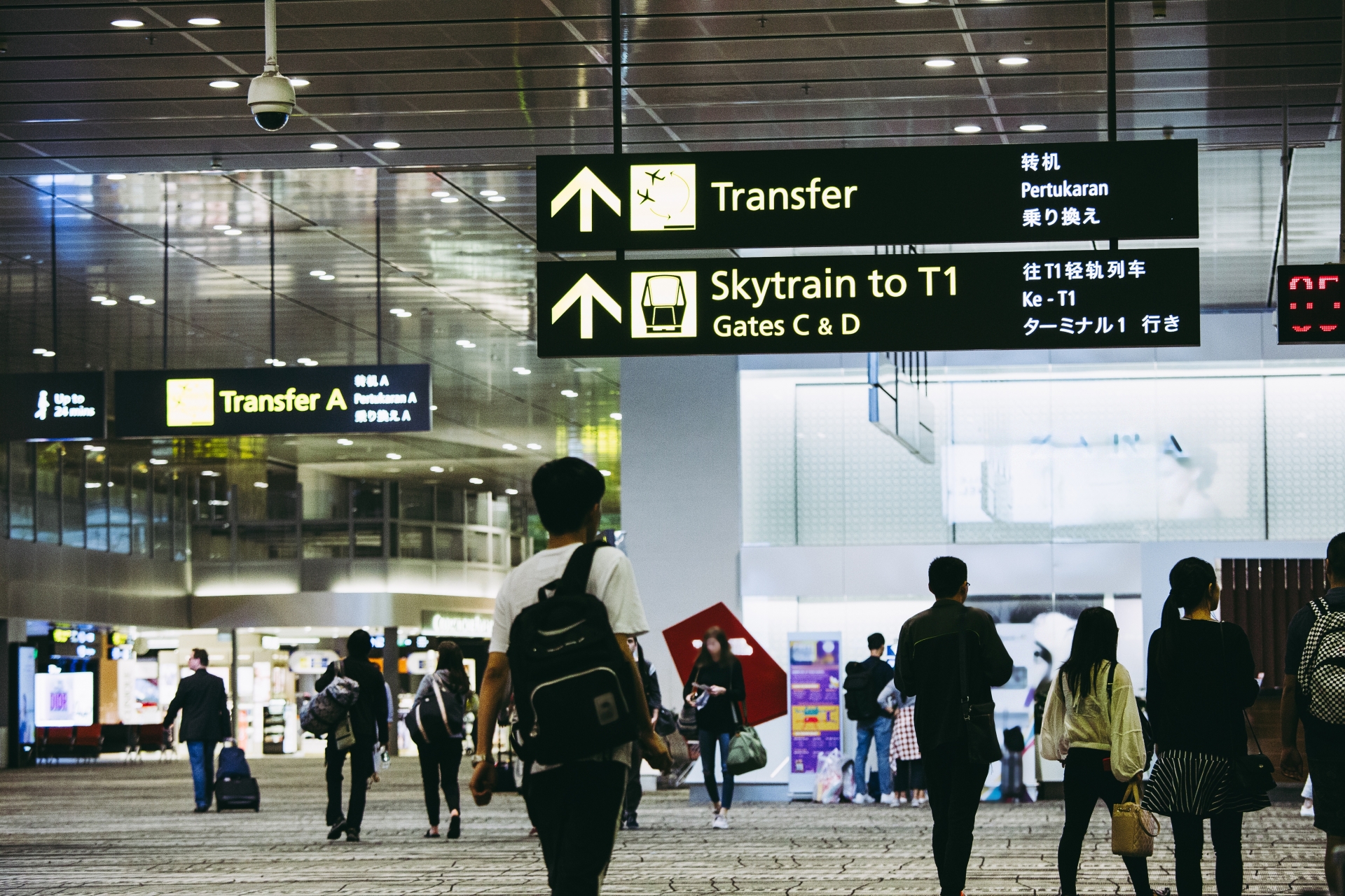 新型コロナの市中感染の1人は、シンガポール航空の客室乗務員