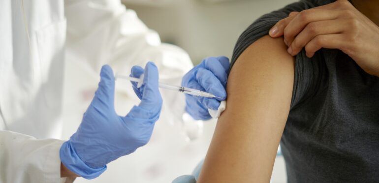 シンガポールで12〜39歳の外国人居住者へのワクチン接種を前倒し。ワクチン接種間隔の短縮も発表