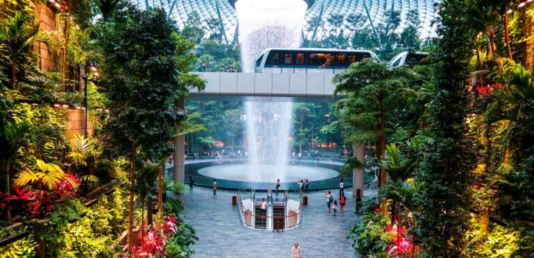 シンガポール チャンギ空港が大規模採用開始、6600人増員へ