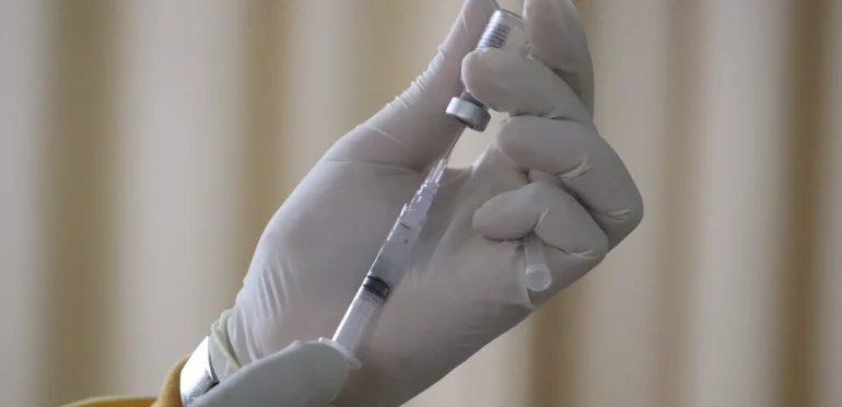 新型コロナ罹患後に重い症状経験シノバック製ワクチン接種者はファイザーの5倍：シンガポール調査
