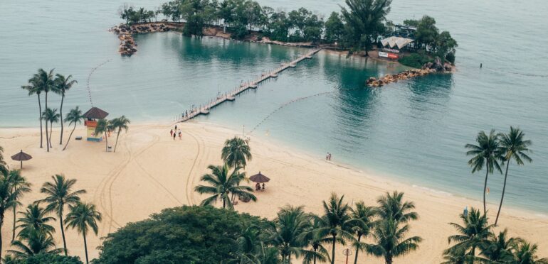 シンガポールのセントーサ島　島内ロケーション18ヵ所に太陽光パネル設置