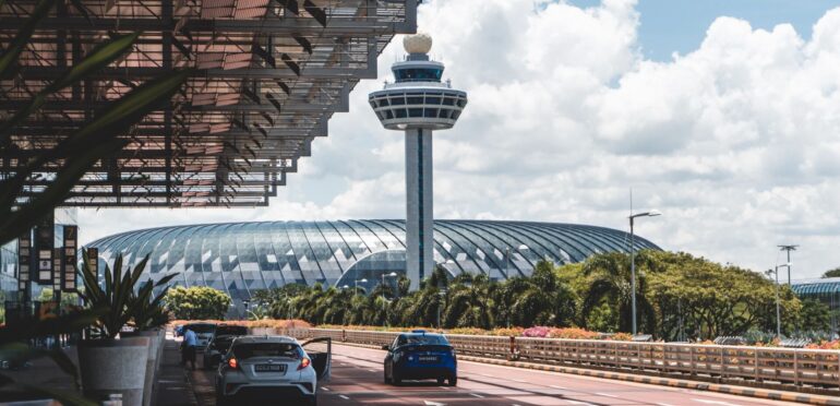 シンガポールのチャンギ空港から乗車時のタクシー割り増し運賃引き上げ　年末まで継続